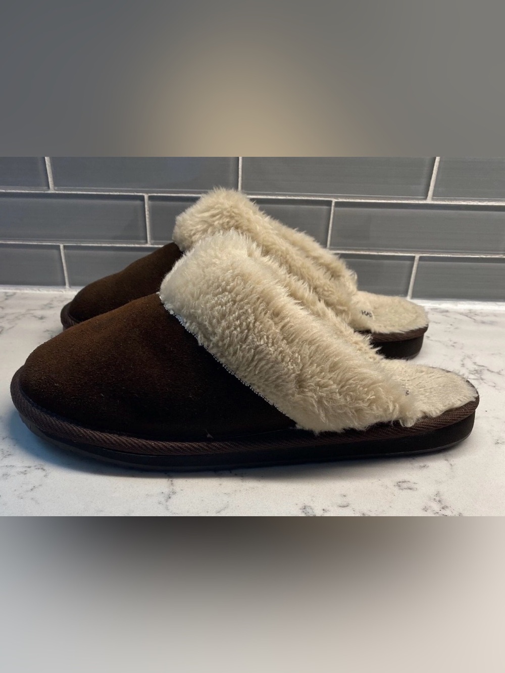 Minnetonka Dark Brown Suede-Style Slip-On Slippers with Cream Faux Fur size 7